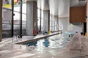 2-bed High-rise Apartment With Pool & Gym