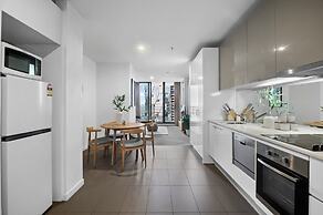 2-bed High-rise Apartment With Pool & Gym