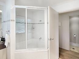Beachside 3-bed Apartment With Garage Parking