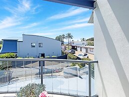 Beachside 3-bed Apartment With Garage Parking