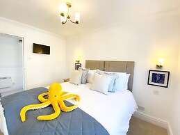 The Degas Sea View Suite
