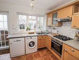 3 Leycester Court