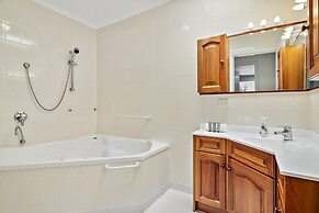 Spacious 4-bed House With Garden in Doncaster
