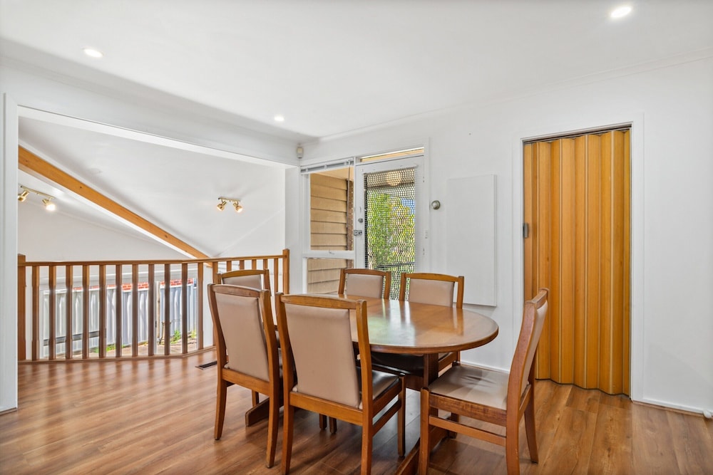 Spacious 4-bed House With Garden in Doncaster