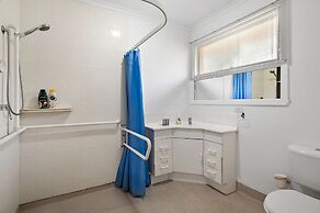 Spacious 4-bed House With Garden in Doncaster