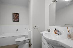 Spacious 3-bed Townhouse in Coburg