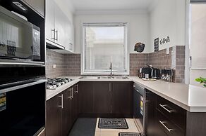 Spacious 3-bed Townhouse in Coburg