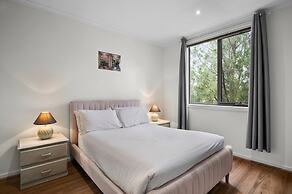 Spacious 3-bed Townhouse in Coburg