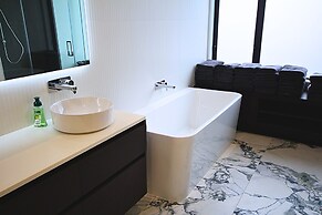 Dunedin Luxury Stay