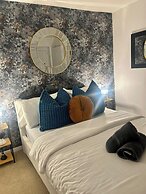 Elegant 2-bed Home - Prime City Centre Location
