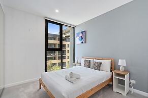Elegant 3-bed Apt With Park Views in Campbell