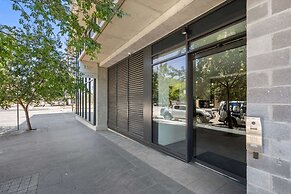 Elegant 3-bed Apt With Park Views in Campbell