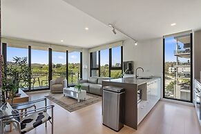Elegant 3-bed Apt With Park Views in Campbell