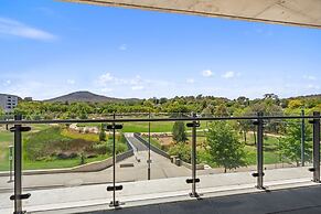 Elegant 3-bed Apt With Park Views in Campbell