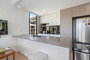 Elegant 3-bed Apt With Park Views in Campbell