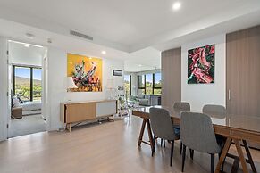 Elegant 3-bed Apt With Park Views in Campbell