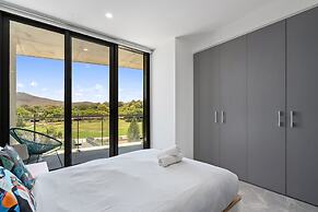 Elegant 3-bed Apt With Park Views in Campbell