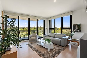 Elegant 3-bed Apt With Park Views in Campbell