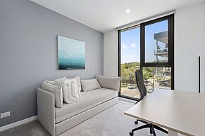 Elegant 3-bed Apt With Park Views in Campbell
