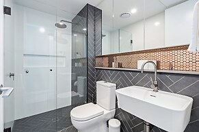 Elegant 3-bed Apt With Park Views in Campbell