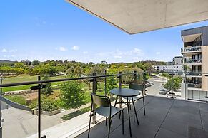 Elegant 3-bed Apt With Park Views in Campbell