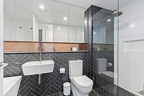 Elegant 3-bed Apt With Park Views in Campbell