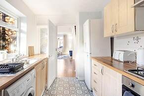 2 Bedroom House With Free Parking
