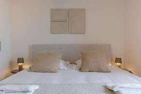 Nora - Elegant Seaview Escape With Balcony