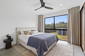 Scenic House With Private Yard & BBQ Area
