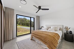 Scenic House With Private Yard & BBQ Area