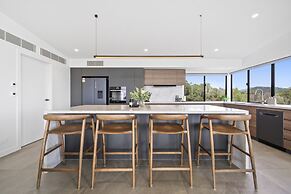 Scenic House With Private Yard & BBQ Area