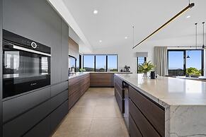 Scenic House With Private Yard & BBQ Area