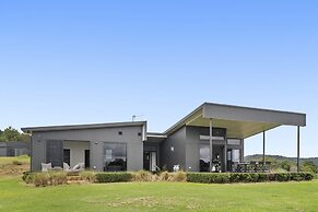 Scenic House With Private Yard & BBQ Area