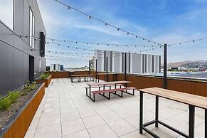 2 Bedrooms Apprtmt Plus Underground Parking in CBD
