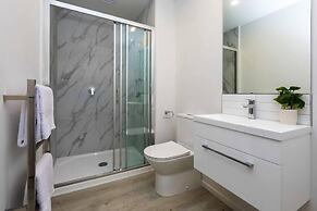 2 Bedrooms Apprtmt Plus Underground Parking in CBD