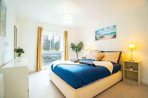 2 Bed Stylish Stay - By Holiday Homes
