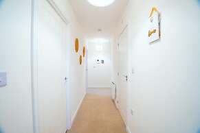 2 Bed Stylish Stay - By Holiday Homes
