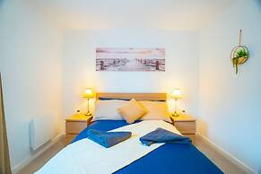 2 Bed Stylish Stay - By Holiday Homes