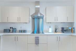 2 Bed Stylish Stay - By Holiday Homes
