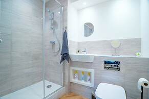 2 Bed Stylish Stay - By Holiday Homes