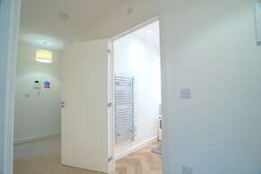 2 Bed Stylish Stay - By Holiday Homes