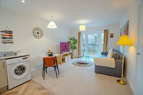 2 Bed Stylish Stay - By Holiday Homes