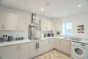 2 Bed Stylish Stay - By Holiday Homes