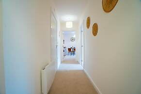 2 Bed Stylish Stay - By Holiday Homes