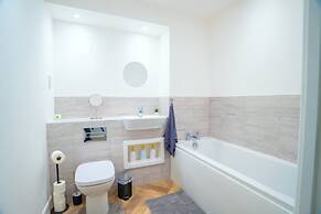 2 Bed Stylish Stay - By Holiday Homes