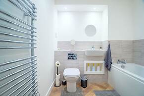 2 Bed Stylish Stay - By Holiday Homes