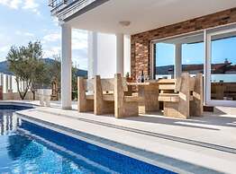 Guest House Matana Pomena National Park