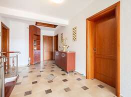 Guest House Matana Pomena National Park