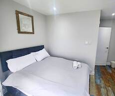 The Red Lounge House - sleeps 14