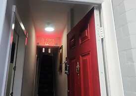 The Red Lounge House - sleeps 14
